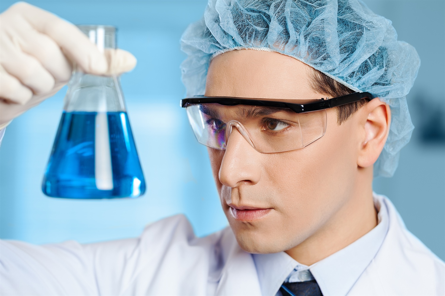Profissional realizando análise em laboratório