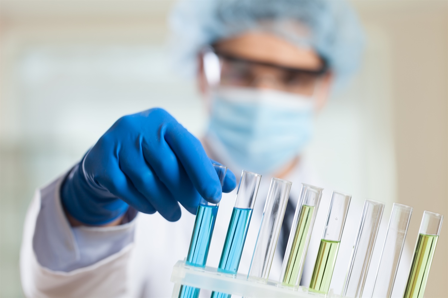 Profissional com amostras laboratoriais