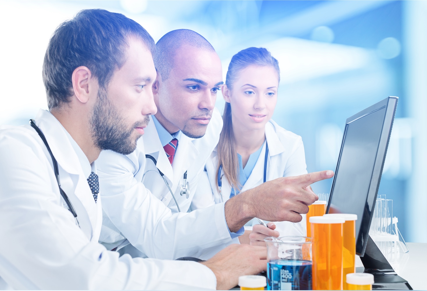 Equipe técnica analisando resultados